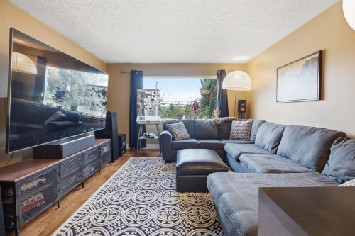 3220 14 Street Nw, Calgary, AB - Indoor Photo Showing Living Room
