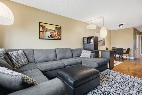 3220 14 Street Nw, Calgary, AB - Indoor Photo Showing Living Room
