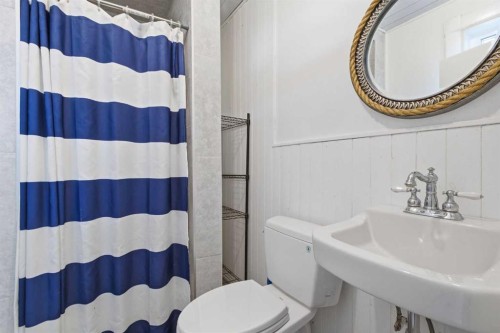 432 Centre Avenue Ne, Airdrie, AB - Indoor Photo Showing Bathroom