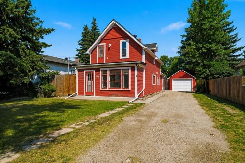 432 Centre Avenue Ne, Airdrie, AB - Outdoor