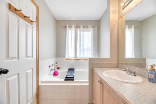 31A Green Meadow Crescent, Strathmore, AB - Indoor Photo Showing Bathroom