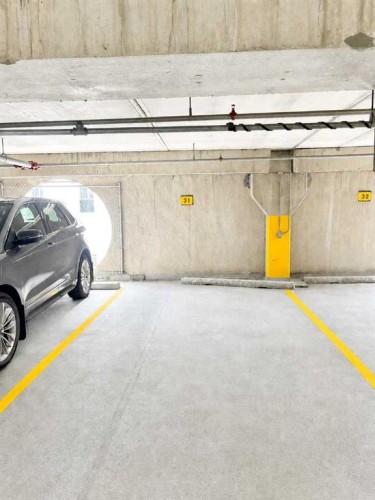 2712-221 6 Avenue Se, Calgary, AB - Indoor Photo Showing Garage