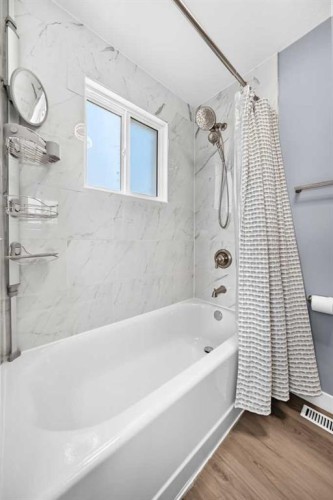 4932 Rundlehorn Drive Ne, Calgary, AB - Indoor Photo Showing Bathroom