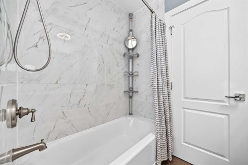 4932 Rundlehorn Drive Ne, Calgary, AB - Indoor Photo Showing Bathroom
