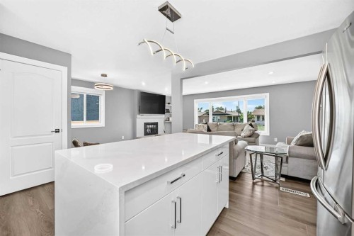 4932 Rundlehorn Drive Ne, Calgary, AB - Indoor Photo Showing Kitchen