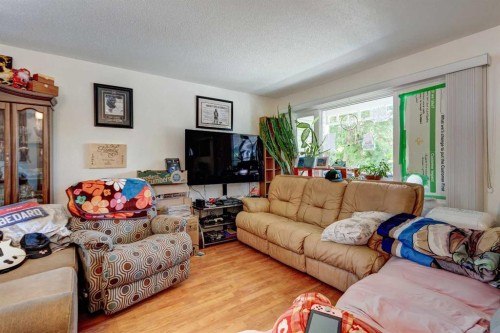 202 Olympia Drive Se, Calgary, AB - Indoor Photo Showing Living Room