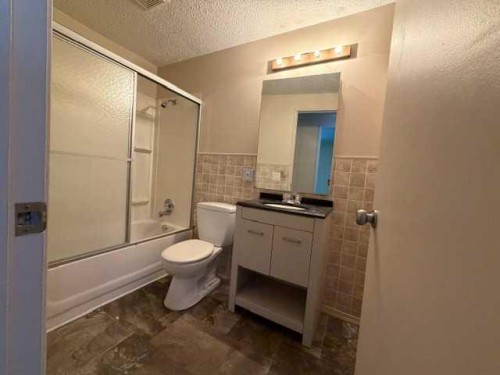 3915 29A Avenue Se, Calgary, AB - Indoor Photo Showing Bathroom