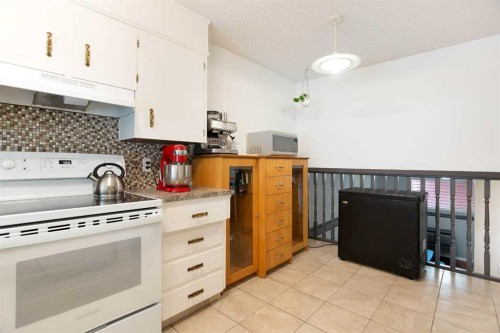 235 Templemont Drive Ne, Calgary, AB - Indoor Photo Showing Kitchen