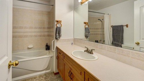 529 53 Avenue West, Claresholm, AB - Indoor Photo Showing Bathroom