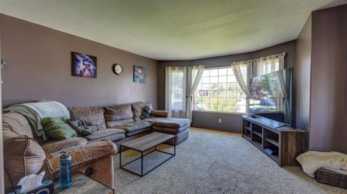 529 53 Avenue West, Claresholm, AB - Indoor Photo Showing Living Room