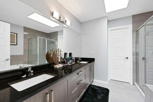 3306 2 Street Ne, Calgary, AB - Indoor Photo Showing Bathroom