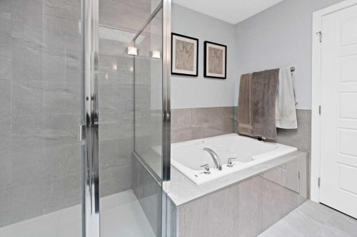 3306 2 Street Ne, Calgary, AB - Indoor Photo Showing Bathroom