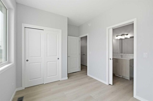 37 Rosemary Gardens Se, Calgary, AB - Indoor