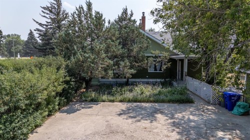 4309 2 Street West, Claresholm, AB - Outdoor