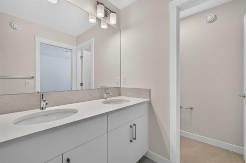 138 Starling Boulevard Nw, Calgary, AB - Indoor Photo Showing Bathroom