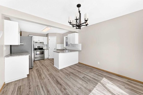 87 Citadel Peak Circle Nw, Calgary, AB - Indoor Photo Showing Kitchen