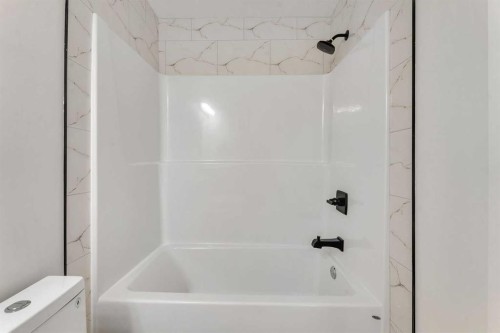 203-8850 48 Street Ne, Calgary, AB - Indoor Photo Showing Bathroom