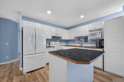 61 Somervale Point Sw, Calgary, AB - Indoor Photo Showing Kitchen