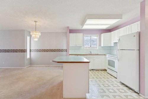 134 Hawkstone Manor Nw, Calgary, AB - Indoor Photo Showing Kitchen