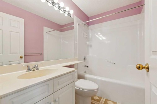 134 Hawkstone Manor Nw, Calgary, AB - Indoor Photo Showing Bathroom