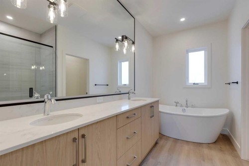 2122 7 Street Nw, Calgary, AB - Indoor Photo Showing Bathroom
