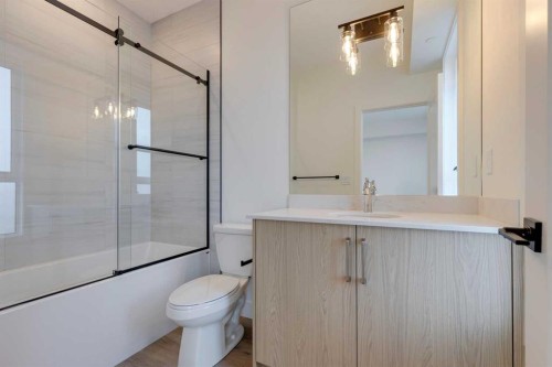 2122 7 Street Nw, Calgary, AB - Indoor Photo Showing Bathroom