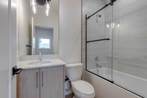 2122 7 Street Nw, Calgary, AB - Indoor Photo Showing Bathroom
