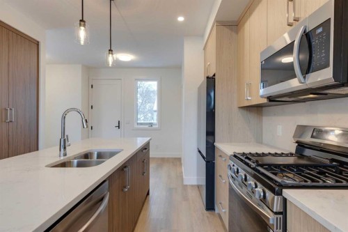 2122 7 Street Nw, Calgary, AB - Indoor Photo Showing Kitchen With Stainless Steel Kitchen With Double Sink With Upgraded Kitchen