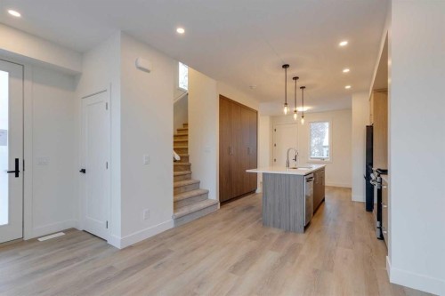 2122 7 Street Nw, Calgary, AB - Indoor