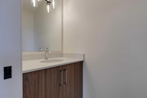 2122 7 Street Nw, Calgary, AB - Indoor Photo Showing Bathroom
