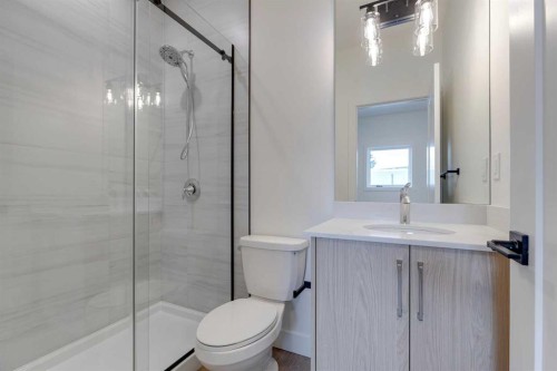 2122 7 Street Nw, Calgary, AB - Indoor Photo Showing Bathroom
