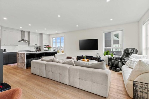 105 Sovereign Common Sw, Calgary, AB - Indoor Photo Showing Living Room
