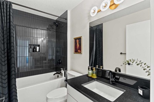 105 Sovereign Common Sw, Calgary, AB - Indoor Photo Showing Bathroom