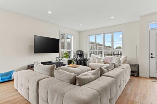 105 Sovereign Common Sw, Calgary, AB - Indoor Photo Showing Living Room