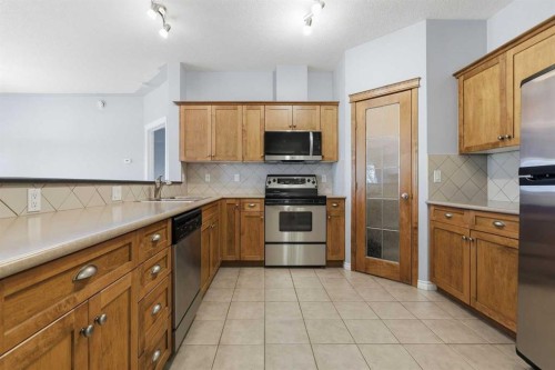 113-60 Sierra Morena Landing Sw, Calgary, AB - Indoor Photo Showing Kitchen