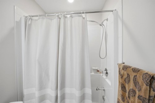 213-400 Auburn Meadows Common Se, Calgary, AB - Indoor Photo Showing Bathroom