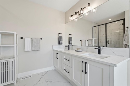 711 Mandalay Link, Carstairs, AB - Indoor Photo Showing Bathroom