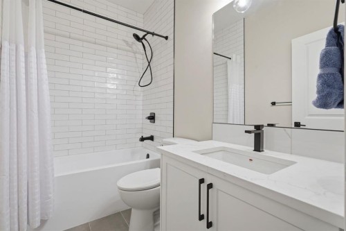711 Mandalay Link, Carstairs, AB - Indoor Photo Showing Bathroom