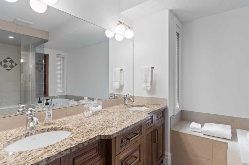 2013 42 Avenue Sw, Calgary, AB - Indoor Photo Showing Bathroom