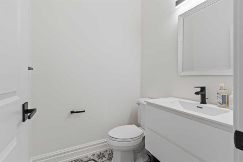2013 42 Avenue Sw, Calgary, AB - Indoor Photo Showing Bathroom