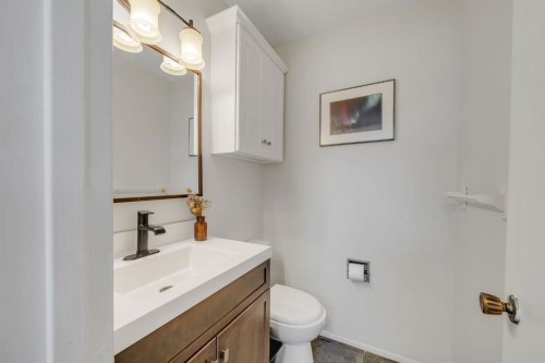 44 Strathclair Rise Sw, Calgary, AB - Indoor Photo Showing Bathroom