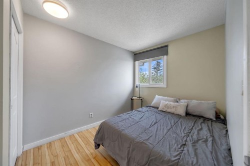 44 Strathclair Rise Sw, Calgary, AB - Indoor Photo Showing Bedroom