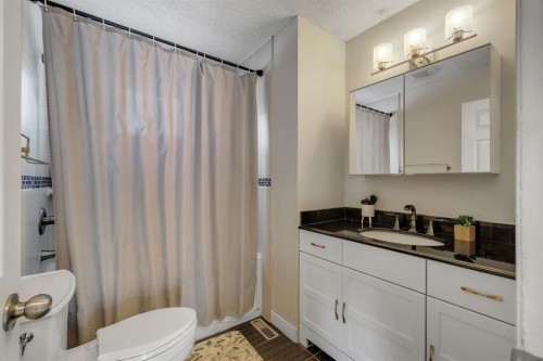 44 Strathclair Rise Sw, Calgary, AB - Indoor Photo Showing Bathroom