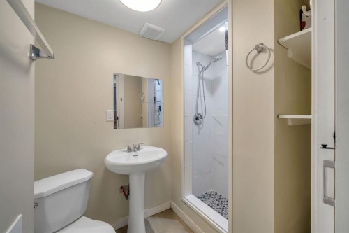 44 Strathclair Rise Sw, Calgary, AB - Indoor Photo Showing Bathroom