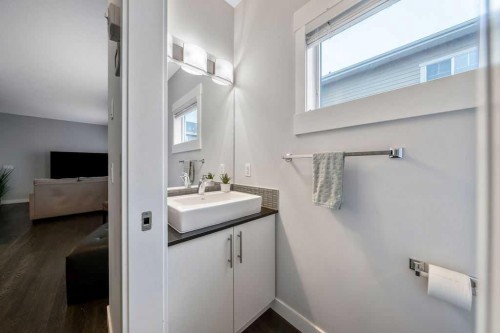 22 West Coach Manor Sw, Calgary, AB - Indoor Photo Showing Bathroom