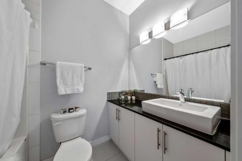 22 West Coach Manor Sw, Calgary, AB - Indoor Photo Showing Bathroom