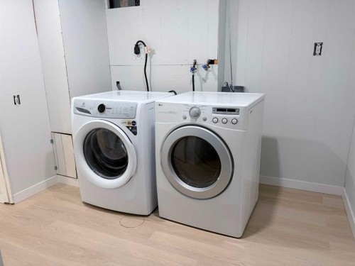 215 Penbrooke Way Se, Calgary, AB - Indoor Photo Showing Laundry Room