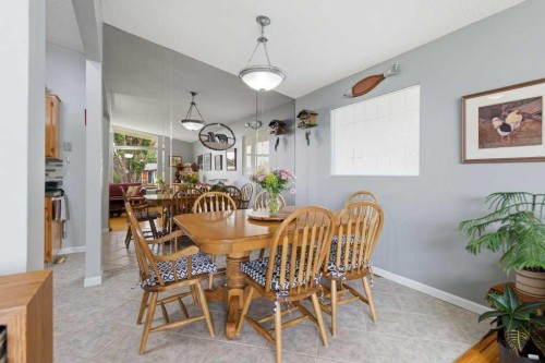 9511 Academy Drive Se, Calgary, AB - Indoor Photo Showing Dining Room