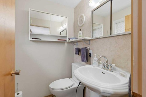 9511 Academy Drive Se, Calgary, AB - Indoor Photo Showing Bathroom