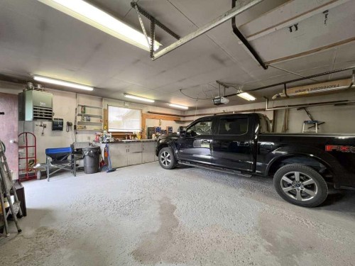 9511 Academy Drive Se, Calgary, AB - Indoor Photo Showing Garage